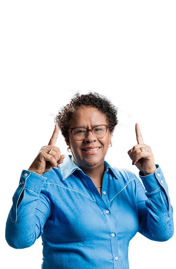 Eva Rocha, especialista em finanças, apontando para cima