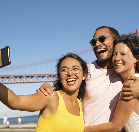 Casal mais velho sorrindo e aproveitando a aposentadoria